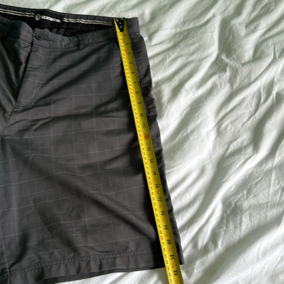 Sun Ice. GOLF Shorts. 34”W x 10” inseam. Like new. - Picture 8 of 8